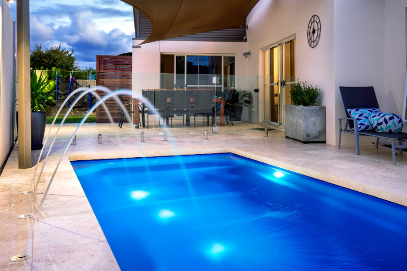 חוסכים כסף בעלויות הבריכה - בריכות מתועשות כמענה המושלם לבית